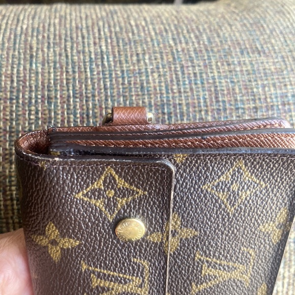 Authentic Louis Vuitton Monogram Accordion Clutch/Wristlet With Goldtone Chain! - Picture 8 of 17